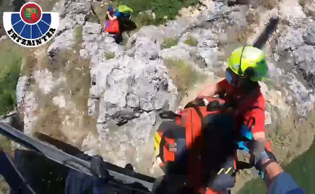 Rescatado en helicóptero un montañero en la Sierra de Toloño