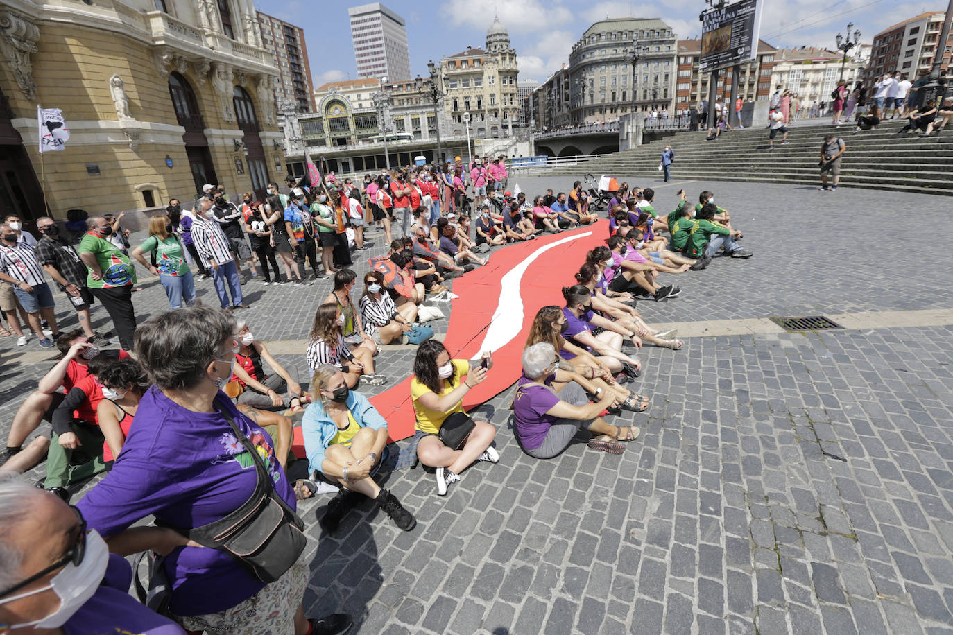 Las comparsas recorren Bilbao en una animada kalejira para celebrar su día