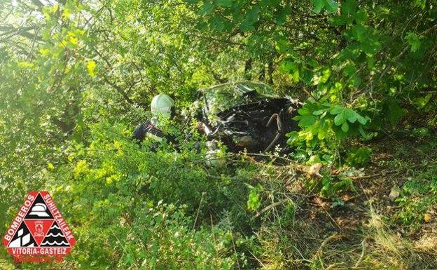 Vuelca un vehículo en la carretera junto al embalse de Ullíbarri