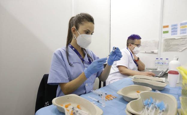 Cae el ritmo de vacunación en Euskadi con 10.000 pinchazos menos que la semana pasada