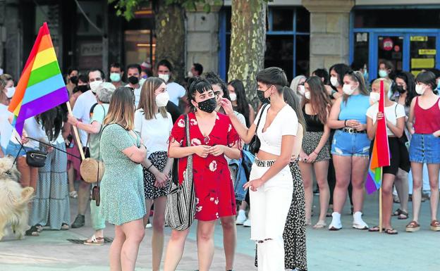 Amorebieta se moviliza de nuevo por otro ataque homófobo a un menor