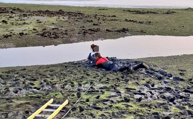 Los Bomberos de Laredo rescatan a una joven atrapada en el fango de la ría de la playa del Regatón