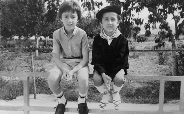 Diego Guerrero con su hermano, vestido de blusa en La Blanca.