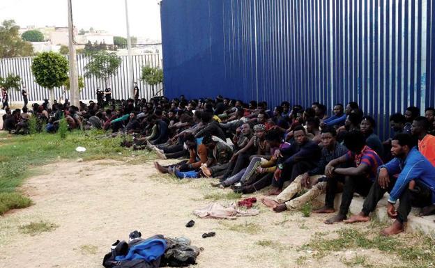 Más de 200 inmigrantes cruzan la valla de Melilla en un nuevo salto