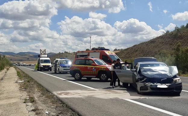 El intenso tráfico y un accidente en la A-1 en Treviño provocan hasta 8 kilómetros de retenciones en Armiñón