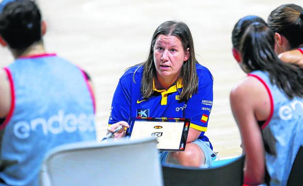 Made Urieta celebra veinte años de entrenadora en Tokio