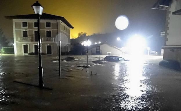 «El agua en el primer piso llegaba a la rodilla tras inundar el garaje»