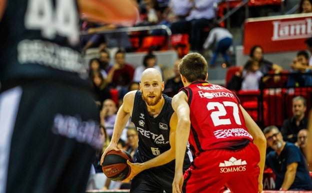 Schreiner, exhombre de negro, ficha por el Lleida de Leb ORO