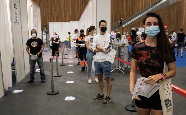 Euskadi acelerará la vacunación en jóvenes gracias al aumento de envíos de Moderna