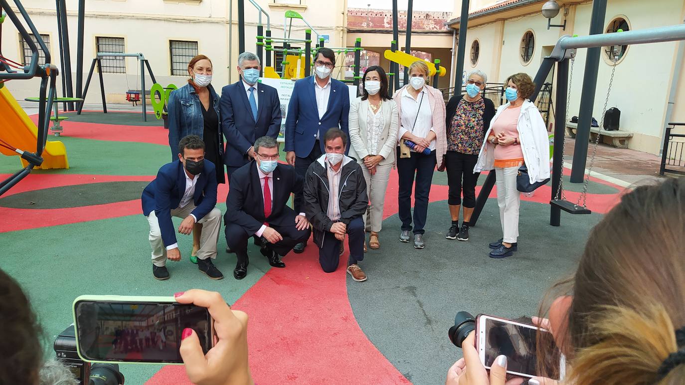 Zorrozaurre estrena un área cubierta de juegos infantiles en la plaza Eugenio Olabarrieta