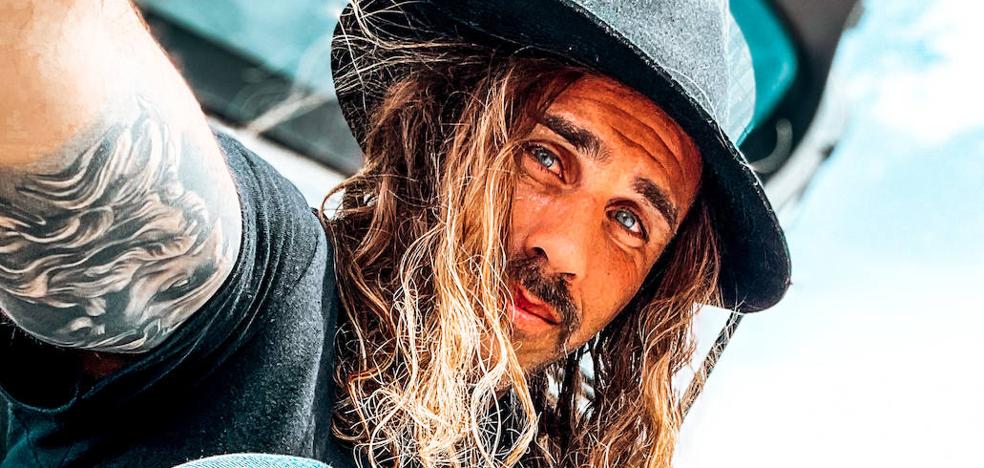 Manu, el surfista vasco que arrasa en redes con sus camisas hawaianas y tatuajes - Vimarsana News