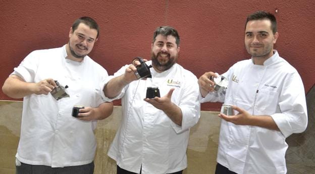 Yoseba Egaña (en el centro) y sus compañeros Asier Aburto y Julen González sostienen la cafetera italiana donde se sirve el tiramisú./Maite Bartolomé