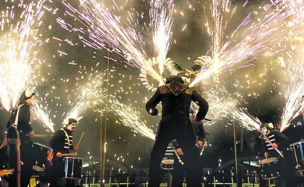 25 años de fuego, tambores y provocación