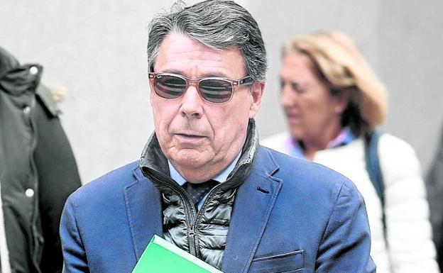 El juez sienta en el banquillo a González por la trama del Canal