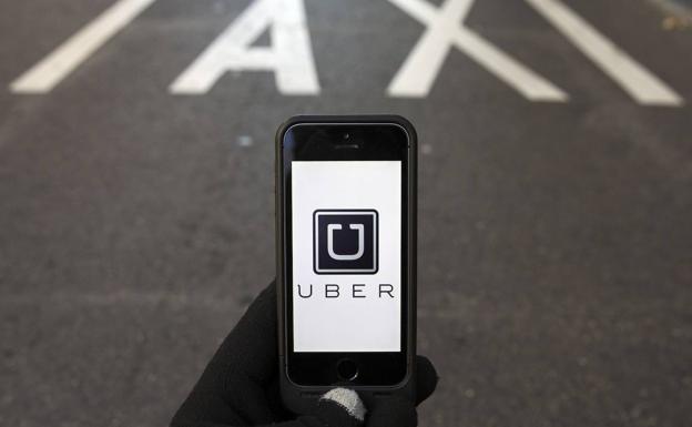 Élite Taxi pide la suspensión de Uber por circular con coches sin identificar