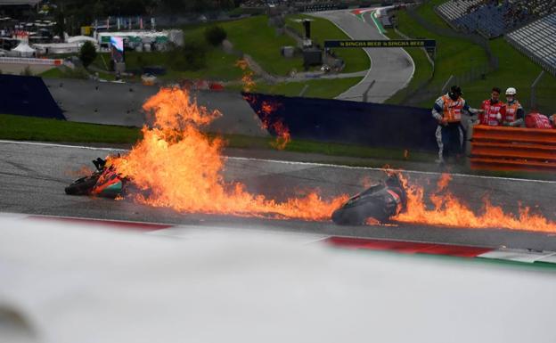 La moto de Pedrosa arde en llamas en Estiria tras chocar contra la de Salvadori