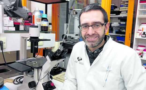 Iker Badiola, una carrera dedicada a investigar el cáncer