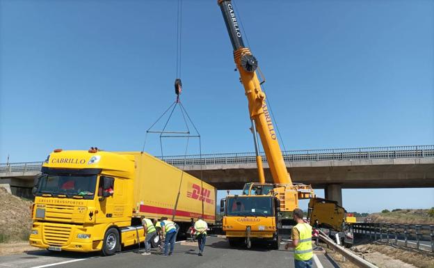 Dos heridos y ocho horas de retenciones por un accidente en la A-1 cerca de Júndiz