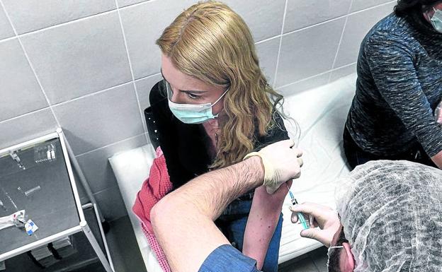 Las posibles alteraciones en la menstruación por las vacunas, bajo la lupa de Europa