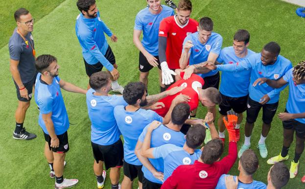 Unai Simón se incorpora a los entrenamientos del Athletic a cinco días de empezar la Liga