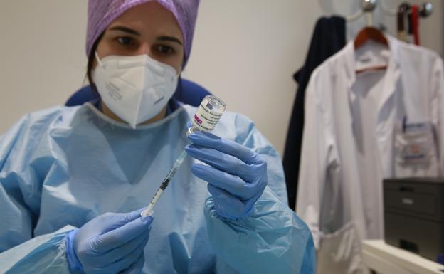 La población de hasta 65 años infectada podrá vacunarse a los dos meses de superar el covid