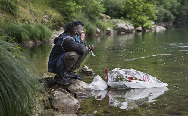 Abdoulaye, el joven ahogado en el Bidasoa, recibe el último adiós de su tío