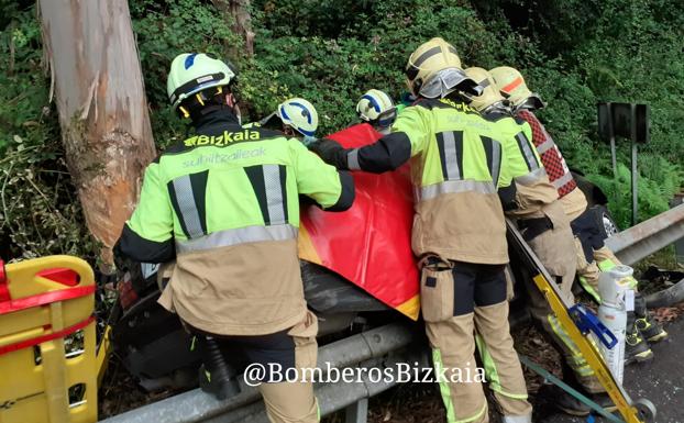 Tres personas heridas al salirse un coche de la calzada y chocar contra un árbol en Meñaka