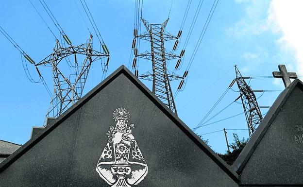 La menor demanda por ser hoy festivo en varias comunidades hace caer el precio de la luz