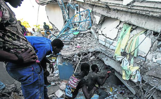 Haití se aferra a la esperanza de encontrar con vida a los miles de desaparecidos por el terremoto