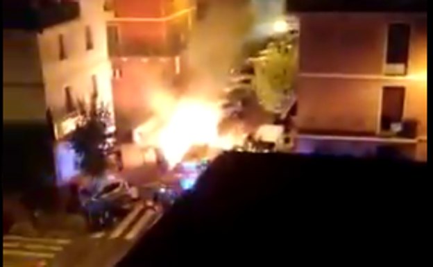 Tres contenedores calcinados en un incendio anoche en el barrio bilbaíno de San Ignacio