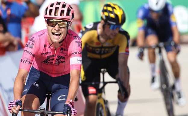 Solo Cort Nielsen sale vivo de la primera cacería de Roglic