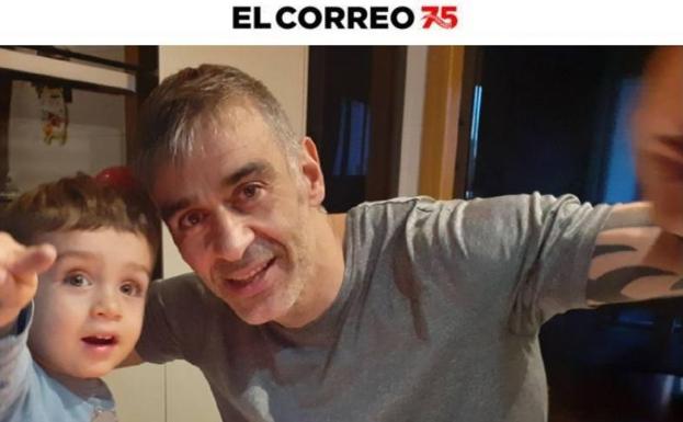 El cuerpo de bomberos desfila