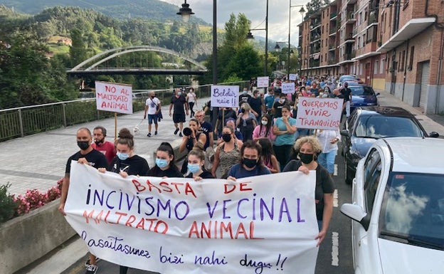 Más de 200 personas se manifiestan en Alonsotegi contra un vecino conflictivo al que acusan de maltrato animal