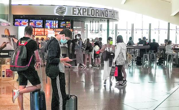 El aeropuerto de Loiu vuelve a contar con casi todos los comercios abiertos