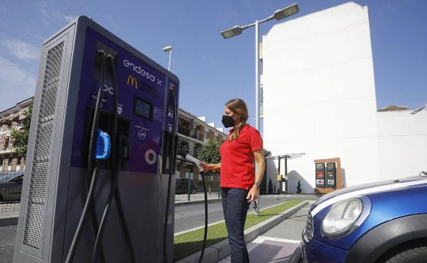 La lección de Japón: pierde electrolineras por falta de coches eléctricos