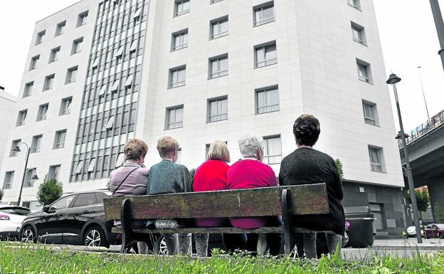 Osakidetza cita a empleados de residencias para la PCR previa a su incorporación