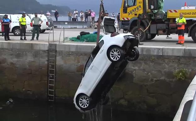 Dos jóvenes mueren en A Coruña tras caer al agua con el coche