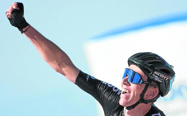 Bardet gana en Villuercas la etapa malgastada por los rivales de Roglic