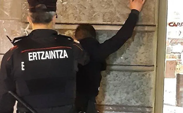 Vuelven los disturbios con tres detenidos en San Sebastián y Andoain por atacar a la Ertzaintza