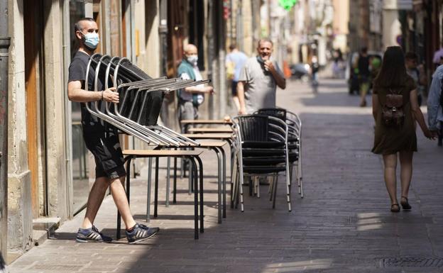 Hosteleros alaveses lamentan que el horario se mantenga y piden servir en la barra