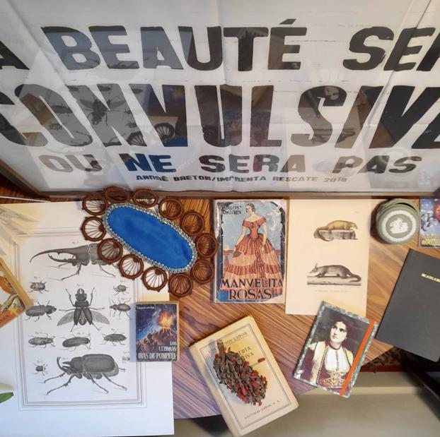 Una librería con encanto en Bilbao donde encontrar libros «raros» y escuchar la radio en grupo