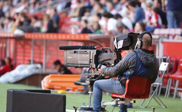 ¿Por qué es tan caro ver el fútbol en España? Las exigentes condiciones de Movistar y Orange que doblan la factura