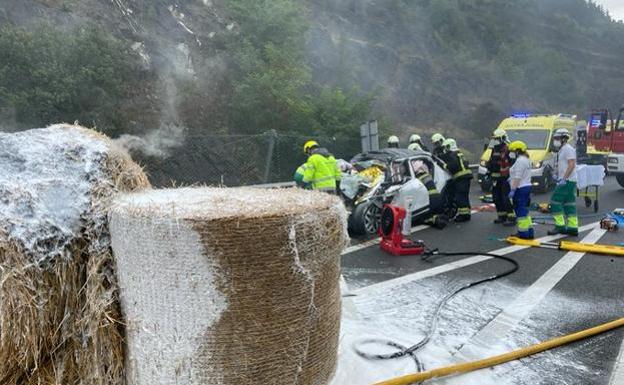 Tres holandeses muertos al chocar su vehículo contra un camión en Gipuzkoa