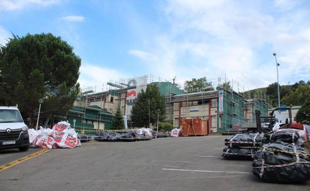 El colegio Latiorro de Llodio se libra del amianto que acumulaba en sus cubiertas