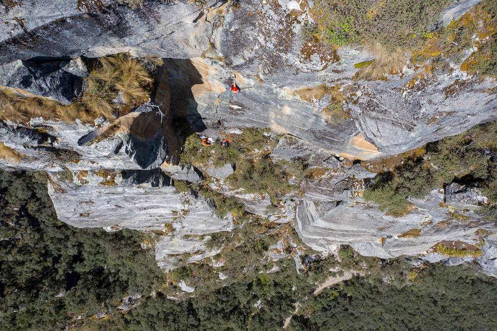 Las imágenes de los hermanos Pou en la apertura de la vía Mal de Panza de la Cordillera Blanca peruana