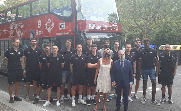 Los hombres de negro visitan Bilbao desde el bus turístico