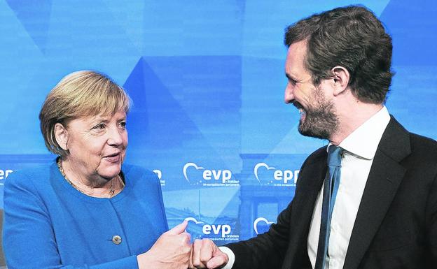 Casado moviliza al PP europeo en su pulso con Sánchez en la crisis judicial