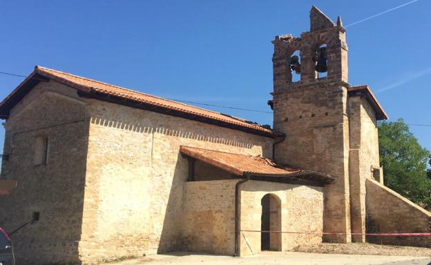 Un rayo destruye parte de la espadaña de la iglesia de Valluerca