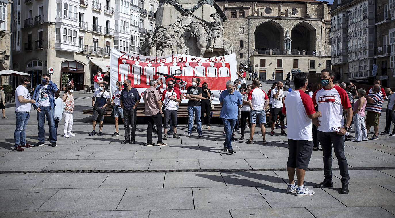 Trabajadores de Aernnova se han concentrado en Vitoria para pedir la readmisión de los despedidos de la planta de Berantevilla