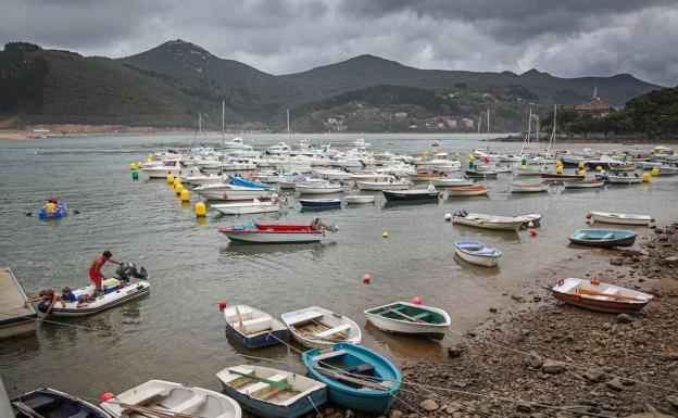 Amarristas instan a Puertos a poner orden en el fondeadero de Portuondo